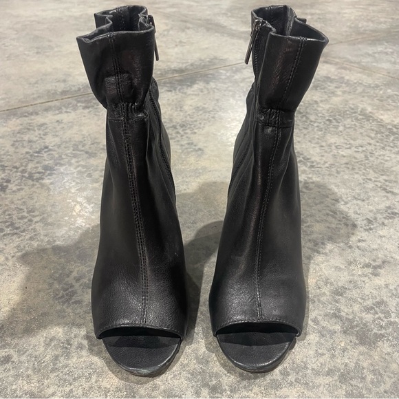 Vince Camuto- SZ 7 Black Leather Addiena Ankle Boot Peep Toe - Picture 3 of 12